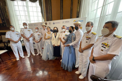 Gloria Gallardo, presidenta de la Empresa pública municipal de turismo estuvo presente con representantes de la Armada Nacional