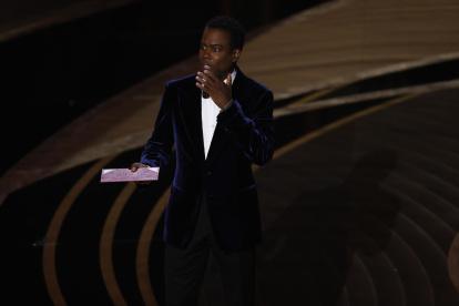 Chris Rock sorprendido luego del altercado con Will Smith.
