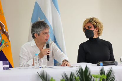 El presidente Guillermo Lasso, junto a la alcaldesa Cynthia Viteri.
