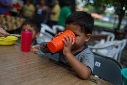 Fotografía de archivo de un niño en un comedor.