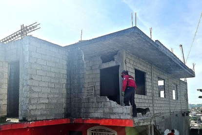Apoyo. Miembros del Cuerpo de Bomberos de Quito a sus similares de Esmeraldas en los trabajos en estructuras colapsadas.
