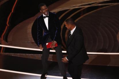 El actor Will Smith (d) abofetea al presentador de la gala Chris Rock (i) durante la 94ª ceremonia anual de los Premios de la Academia de Cine estadounidense en el Dolby Theatre de Hollywood, Los Ángeles, California (EE.UU.).