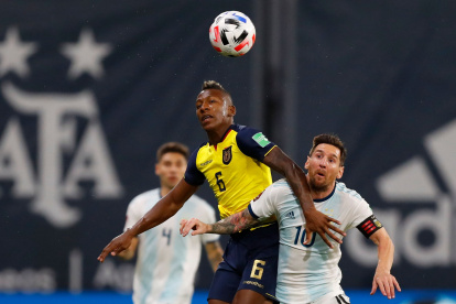 Lionel Messi (d) y Pervis Estupiñán (i) volverán a medirse en un duelo a nivel de selecciones.
