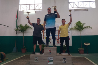 Los entrenadores de Guayas (c) y Pichincha (i) levantando en el podio las copas por el primer y segundo lugar.