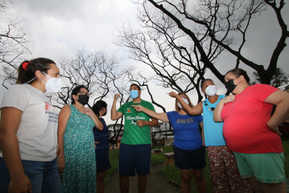Los habitantes de la ciudadela Guayacanes viven con el temor de que las ramas de los árboles viejos les caiga sobre sus cabezas o viviendas.