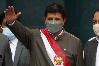 El presidente del Perú pedro Castillo  a su salida del Congreso, hoy en Lima (Perú). El Congreso de Perú debate y vota en Lima una moción de vacancia presentada por un sector de la oposición política contra el presidente Pedro Castillo, que en caso de recibir un mínimo de 87 votos de los 130 de la cámara obligará al mandatario a dejar la jefatura del Estado. EFE/ Paolo Aguilar