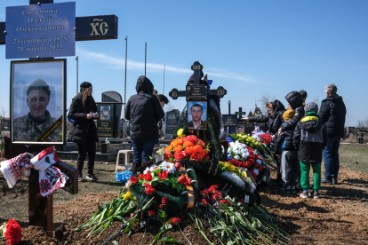 Familiares del soldado ucraniano Syvorotka Oleksii (44), quien murió en Mykolaiv en un ataque aéreo ruso, asisten a su funeral en Odessa.