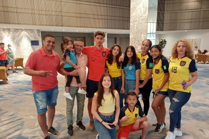 Jeremy Sarmiento (c) junto a sus padres, hermanas, sobrinos, primos y un tío, que lo llegaron a saludar previo al compromiso de hoy ante la selección argentina.