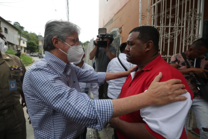 Recorrido. El presidente Guillermo Lasso visitó Esmeraldas y ofreció ayuda para las personas afectadas.