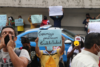 El plantón contra Diario EXPRESO protagonizado por gente que se dijo simpatizante de la alcaldesa Viteri