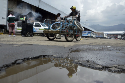 La administración del Mercado debe hacerse cargo de la reparación de los cráteres. Este año se firmó con convenio con la Empresa de Obras. Además, los autos que ingresan pagan el parqueadero.