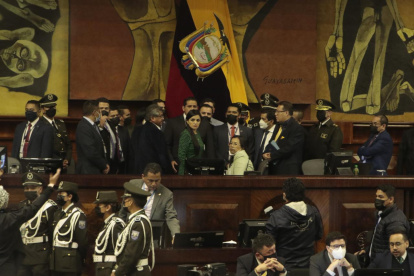 La presidenta Guadalupe Llori fue rodeada por asambleístas que pedían se incluya nuevos artículos en una moción.