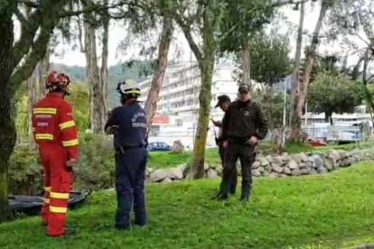 De su lado, Jorge Haro, explicó que el cadáver vestía un pantalón, tipo calentador, color café, chompa a cuadros, plomo con negro y zapatos deportivos color negro. No portaba identificación, concluyó el oficial de Policía.

El cuerpo, luego del protocolo de levantamiento, fue llevado al Centro de Investigación Forense a la espera de familiares para la identificación y los trámites de rigor