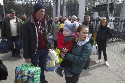 Los ucranianos evacuados de Mikolaiv esperaban ayer un tren en una estación ferroviaria de Odesa.