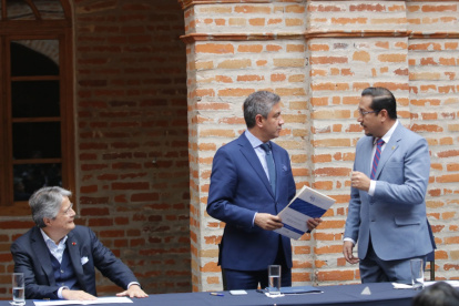 Acto. El presidente Guillermo Lasso asistió a la convocatoria para la elección de jueces anticorrupción. En la foto Fausto Murillo de la Judicatura y Hernán Ulloa, del CPCCS.