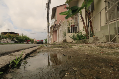 Las Orquídeas. Ni aceras, ni rampas, ni suficientes parques y puntos de encuentro hay en el barrio.