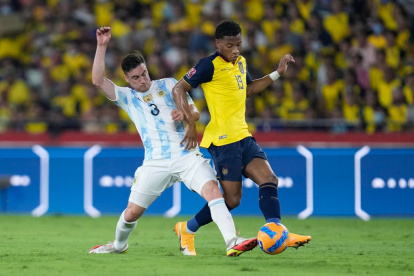 Gonzalo Plata (d) de Ecuador disputa un balón con Nicolás Tagliafico de Argentina hoy, durante el partido entre Ecuador y Argentina por las eliminatorias sudamericanas para el mundial de la FIFA Catar 2022, en Guayaquil (Ecuador).