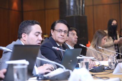 La comisión está conformada por 9 integrantes. Para la aprobación de informes, se requieren 5 votos.