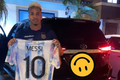 Byron Castillo mostró la camiseta de Lionel Messi tras el partido jugado en el Monumental.