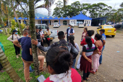 Fotografía cedida por la Defensoría del Pueblo de habitantes reunidos con integrantes de la Defensoría del Pueblo hoy en Puerto Leguízamo (Colombia).