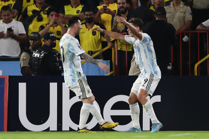 Julián Álvarez de Argentina celebra un gol con su compañero Lionel Messi (i), el 29 de marzo de 2022, antes del inicio del partido entre Ecuador y Argentina por las eliminatorias sudamericanas para el mundial de la FIFA Catar 2022, en Guayaquil (Ecuador).