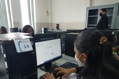 Una estudiante rinde la prueba Transformar en un aula de la Universidad de Guayaquil, el martes 29 de marzo de 2022