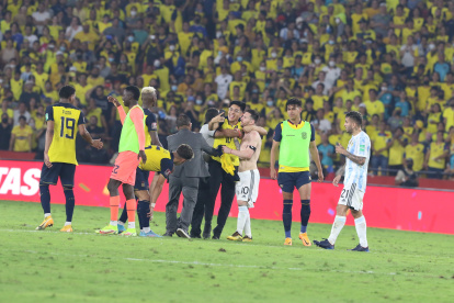 Jhosué Garzón pidió perdón públicamente  a Lionel Messi por sujetarlo fuerte del cuello mientras tomaba la fotografía. En Instagram lo criticaron por ello.
