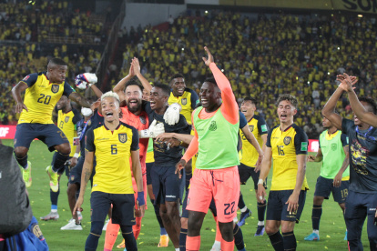 Los jugadores de la selección ecuatoriana durante los festejos por la clasificación.