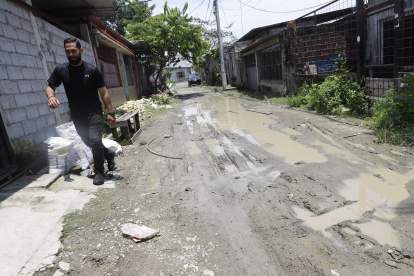 Quienes residen desde la manzana C72 hasta la C78 deben hacer malabares para no resbalar y caer en el lodo y charcos que se forman al pie de sus viviendas, durante el invierno.