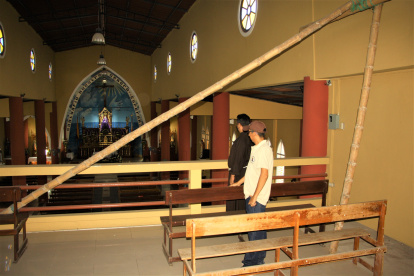 Muros. Las cañas se han colocado para impedir que los feligreses se sienten en el sitio, bajo las torres.