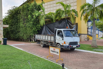 Lugar. La sepultura de los cadáveres se hizo detrás de lonas de plástico negro.