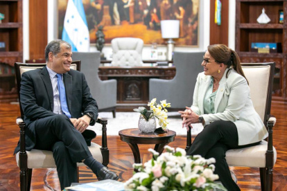 El expresidente Rafael Correa junto con la presidenta de Honduras, Xiomara Castro.