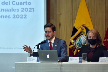 El gerente del BCE, Guillermo Avellán y Tatiana Rodriguez, presidenta de la Junta de Política y Regulación Monetaria.