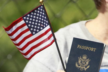 Fotografía de archivo de un pasaporte de Estados Unidos.