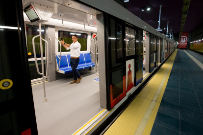 Personas montan en el Metro de Quito entre las estaciones de Iñaquito y Jipijapa (Ecuador), en una fotografía de archivo.