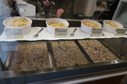 Establecimientos de pasta y de pizza en el centro de Roma afectados por el aumento de los precios de las materias primas a causa de la escalada energética. EFE/Andrea Cuesta