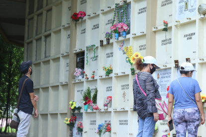 Ignorados. Las personas acuden para visitar a sus parientes. Los no identificados quedan relegados de las flores y los recuerdos.
