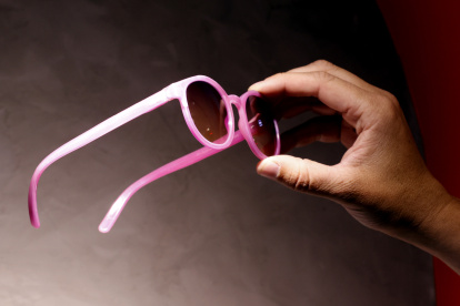 Vista de unas gafas de la marca Sajú recién elaboradas con plástico reciclado, el 16 de marzo de 2022 en Bogotá (Colombia). El plástico se reutiliza en una tienda en Bogotá para convertirse en gafas de manos de un particular mono, el que representa a la marca Sajú, una empresa colombiana que hace del reciclaje una actividad divertida y personalizada para darle una segunda vida a un material desechable que ahora puede transformarse en tu montura. EFE/ Mauricio Dueñas Castañeda