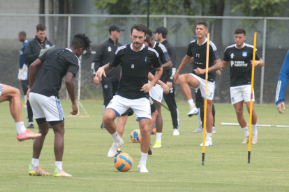 Sebastián Rodríguez, volante de Emelec, será titular frente al cuadro azucena.