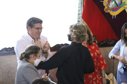 .Hechos. Durante el encuentro, las muestras de afecto entre los ediles fue evidente. En la imagen, Jorge Rodríguez al dialogar con la alcaldesa.