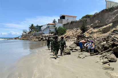 Militares. Recorren las playas de la Península para hallar a los ladrones.