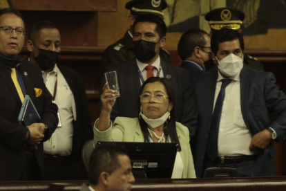 Levantando el vaso, como quien levanta una copa para brindar en una fiesta. Solo que esta no era una reunión de amigos, sino un pleno de la Asamblea abruptamente suspendido el pasado martes. La presidenta Guadalupe Llori saludó con su vaso a la bancada de UNES.