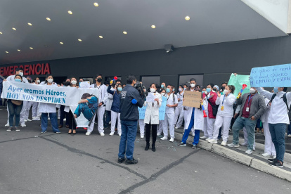 Plantón realizado este viernes 1 de abril en los exteriores del Hospital IESS Quito Sur.