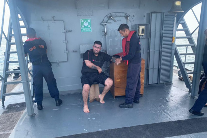 Persona rescatada por guardacostas