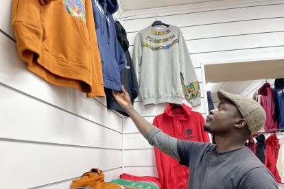 Jibi, voluntario de la tienda Pantera, muestra parte de la mercadería que ofrecen.