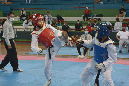 Anggelina Cedeño (i) dando una demostración de su capacidad sobre el tatami en un torneo nacional.