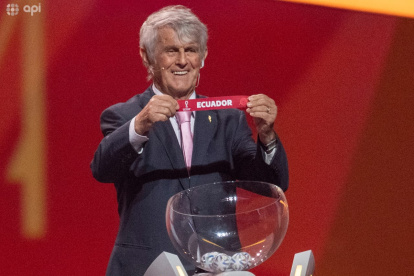 El papel con el nombre de Ecuador en el sorteo del Mundial sostenido por Bora Milutinovic.