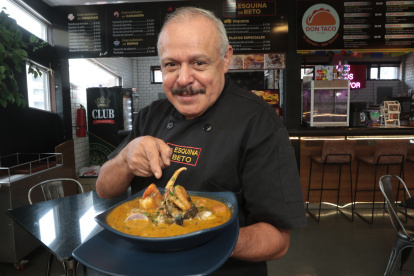 Opción. En el Mercado del Río se muestra la fanesca de mariscos de La Esquina de Beto. En este lugar varios locales ofrecen el platillo tradicional.