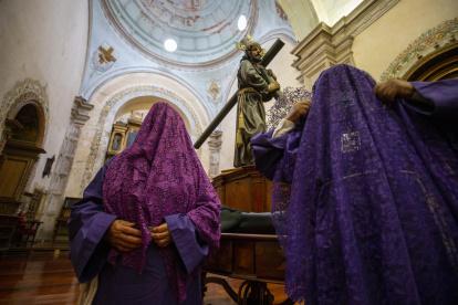 Vista de verónicas que acompañan la figura del Jesús del Gran Poder en el Covento de San Francisco hoy en Quito (Ecuador). La cuenta atrás ya se ha iniciado en Quito para recuperar su Semana Santa, una de las más tradicionales y multitudinarias de Latinoamérica, que volverá a tener iglesias llenas y concurridas procesiones en las calles tras dos años donde estos actos públicos estuvieron suspendidos por la pandemia.