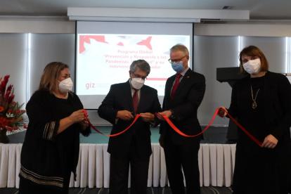 Acto simbólico entre el embajador de Alemania en Ecuador, Philip Schauer; el subsecretario de Articulación y Asuntos Internacionales de Salud de la Vicepresidencia, Agustín Páez; el viceministro de Gobernanza de Salud Pública, José Rúales; la directora ejecutiva del INSPI, Gulnara Borja y el representante de la Organización Panamericana de Salud OPS/OMS, Óscar Barreneche. La cita tuvo lugar en Quito, el 31 de marzo de 2022.